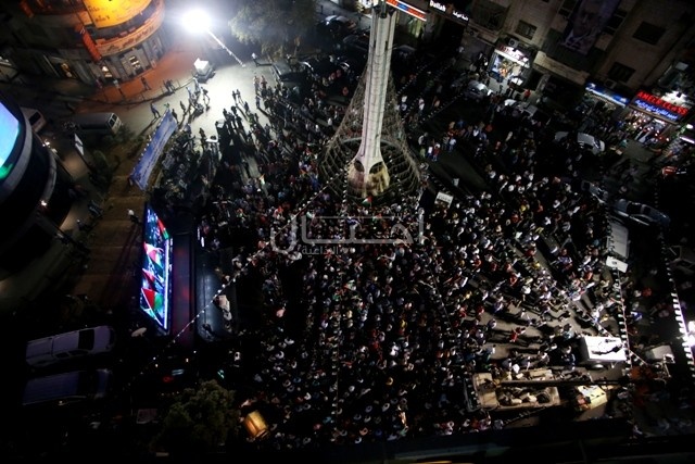 بالصور: المئات في  رام الله يتابعون خطاب الرئيس